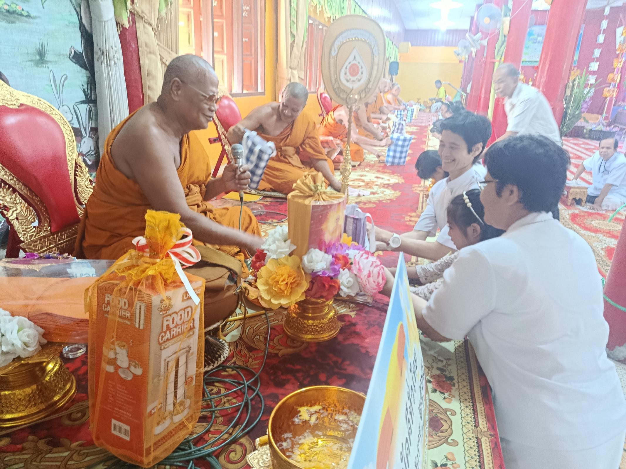 ภาพหมู่ถือพานถวายปัจจัยวัดศิริวรรณาราม