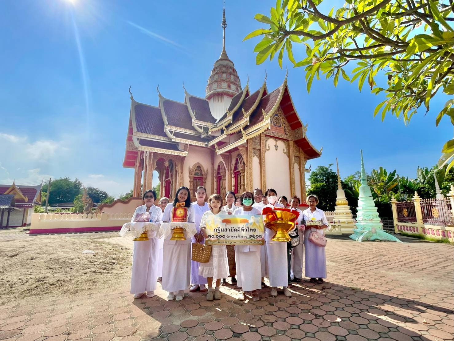 ภาพหมู่ถือพานถวายปัจจัยวัดช่องลม