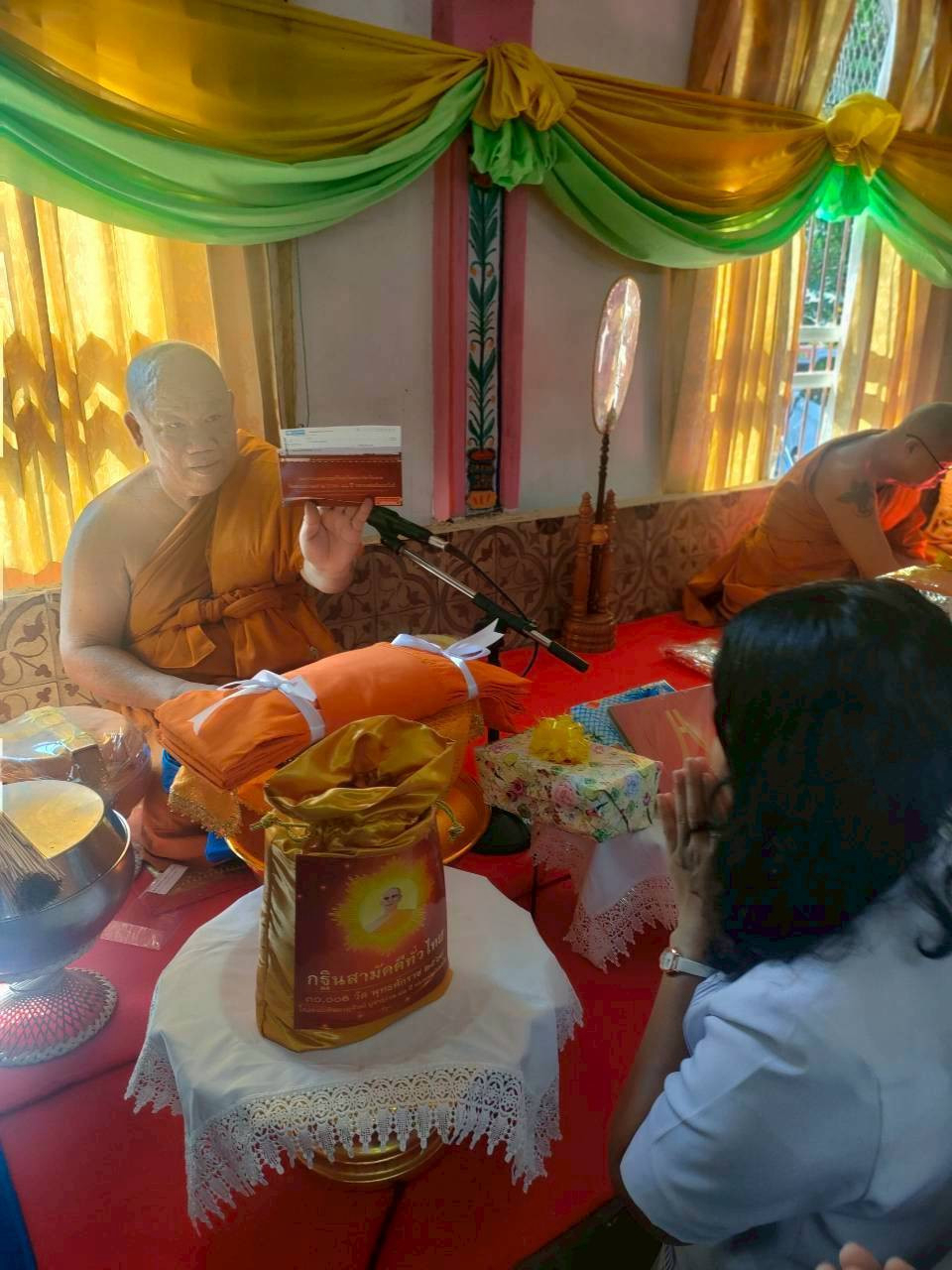 ภาพร่วมพิธีกรรมวัดช่องลม