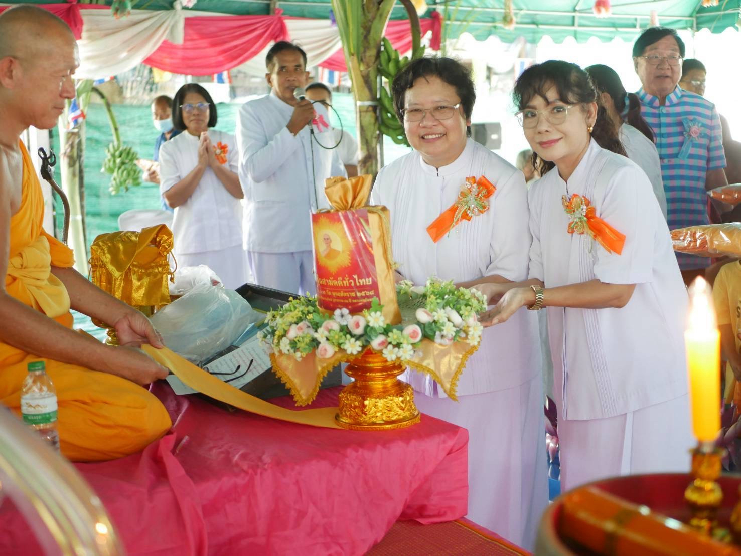 ภาพการถวายปัจจัยศูนย์ปฏิบัติธรรมหนองหญ้าไซ