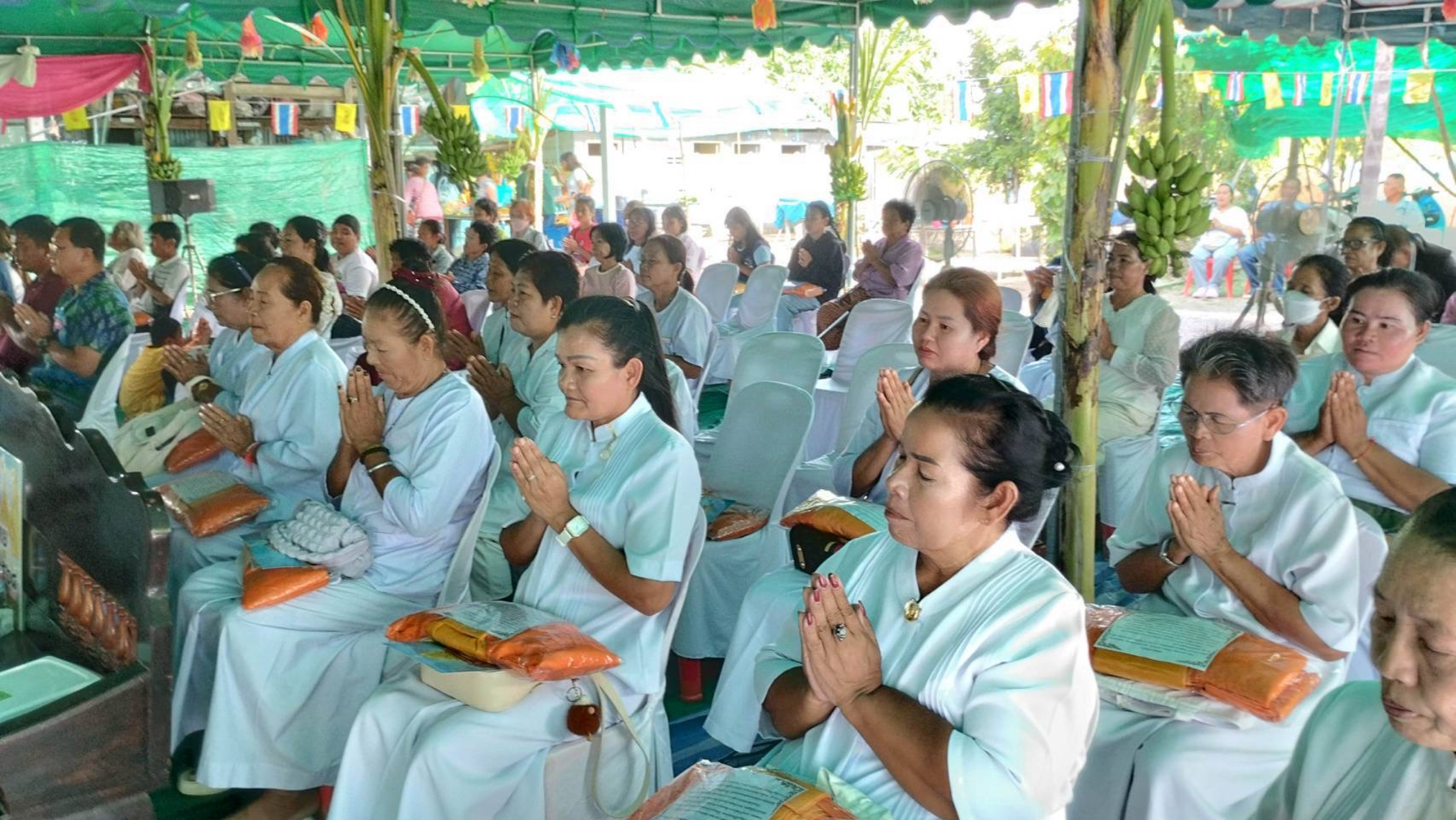 ภาพร่วมพิธีกรรมศูนย์ปฏิบัติธรรมหนองหญ้าไซ