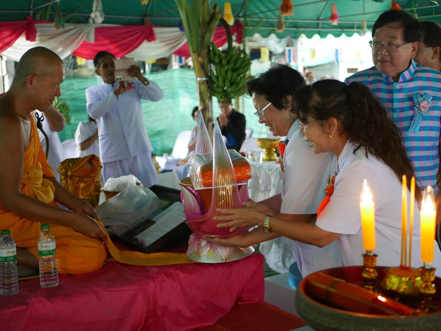 ภาพร่วมพิธีกรรมศูนย์ปฏิบัติธรรมหนองหญ้าไซ