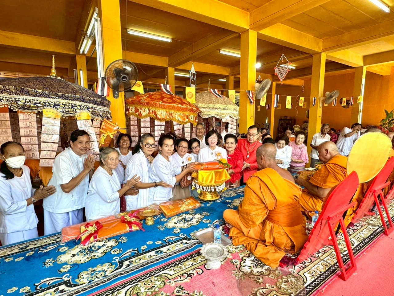 ภาพการถวายปัจจัยวัดโพธิ์ศรีสำราญ