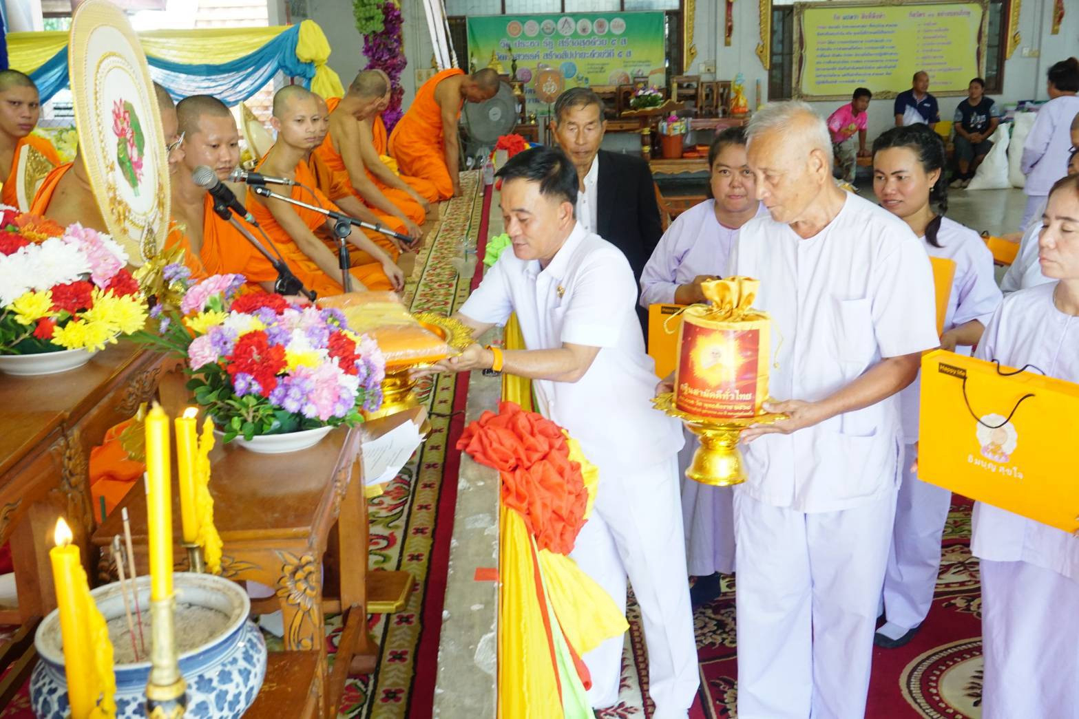ภาพการถวายปัจจัยวัดพรสวรรค์