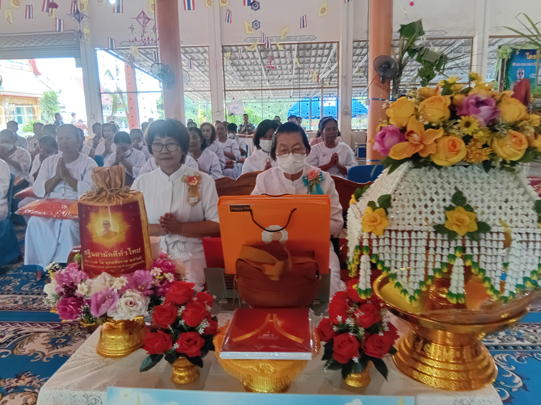 ภาพร่วมพิธีกรรมวัดสามเอก