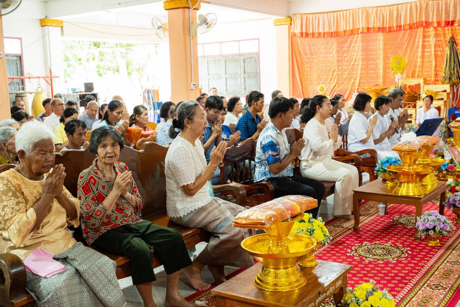 ภาพร่วมพิธีกรรมวัดโค้งบ่อแร่
