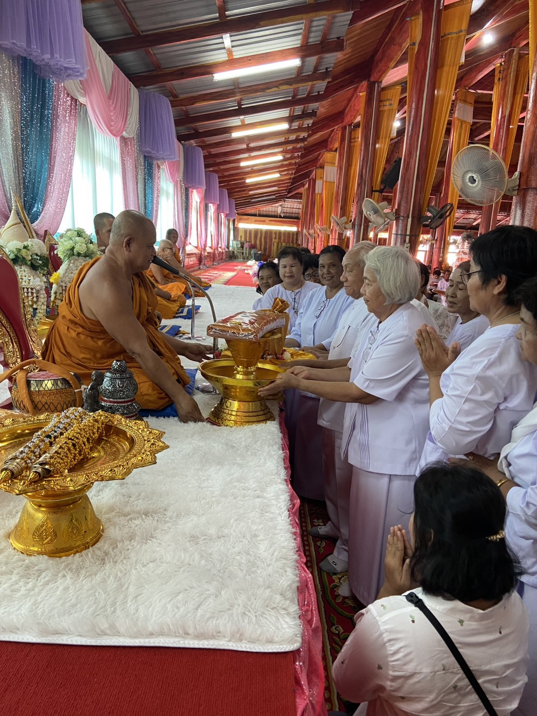 ภาพการถวายปัจจัยวัดวังหิน