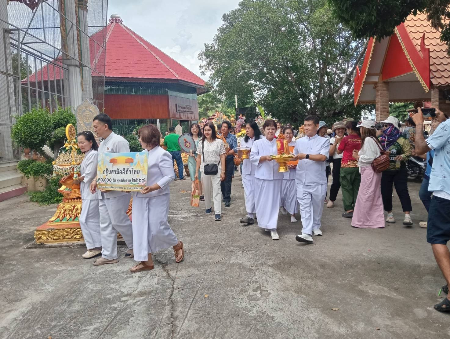ภาพร่วมขบวนกฐินวัดทุ่งแฝก