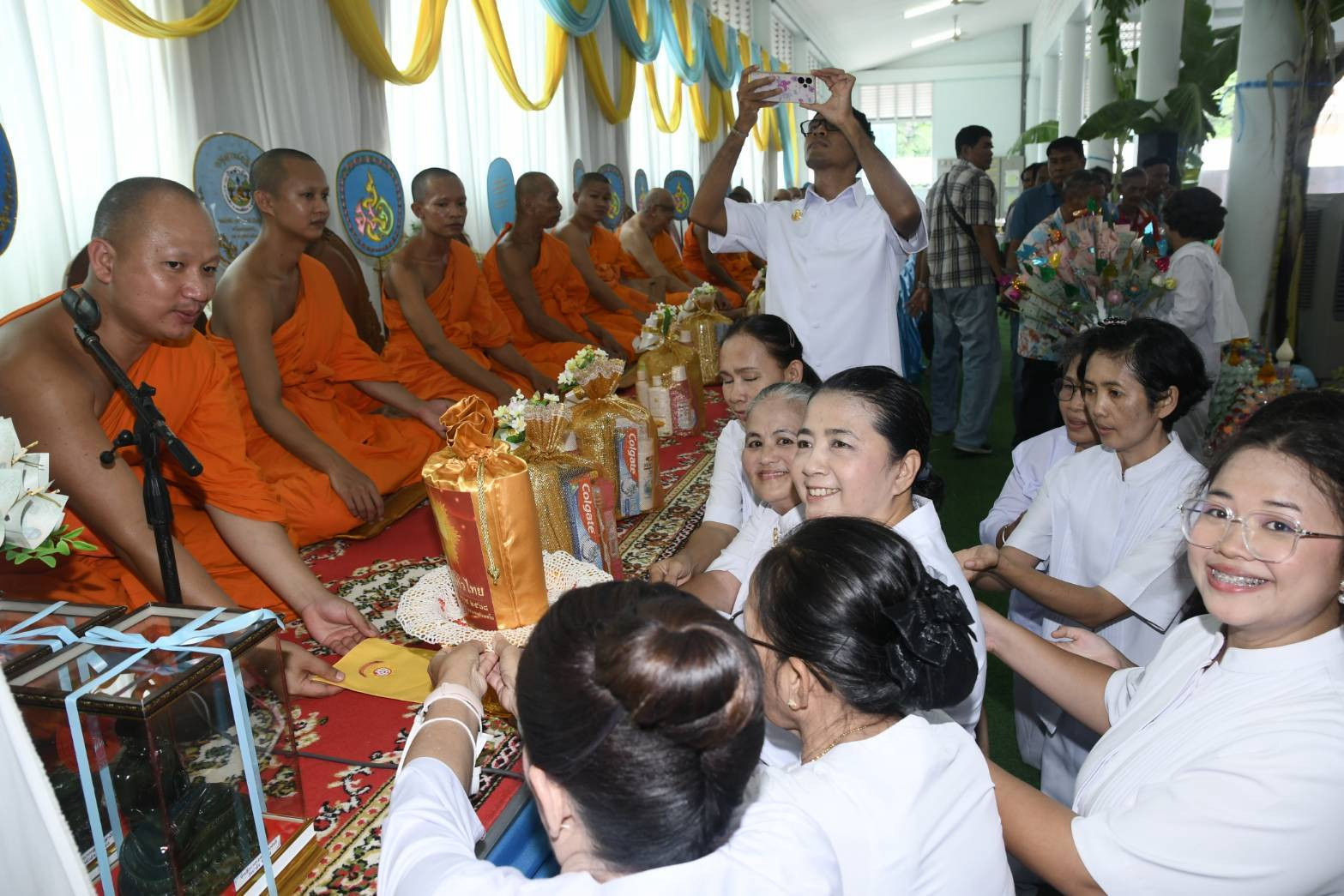 ภาพการถวายปัจจัยวัดท่าจัด