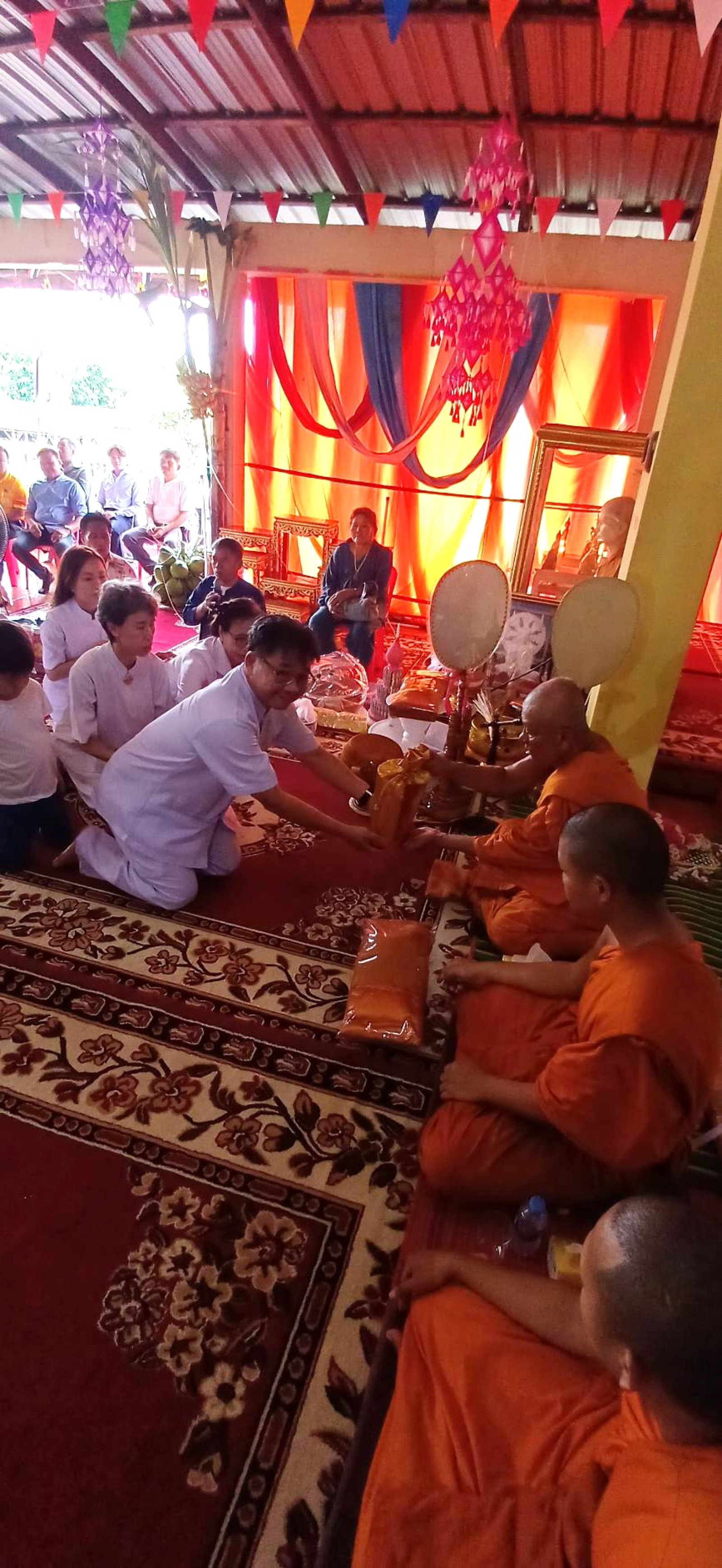 ภาพการถวายปัจจัยวัดหนองหิน