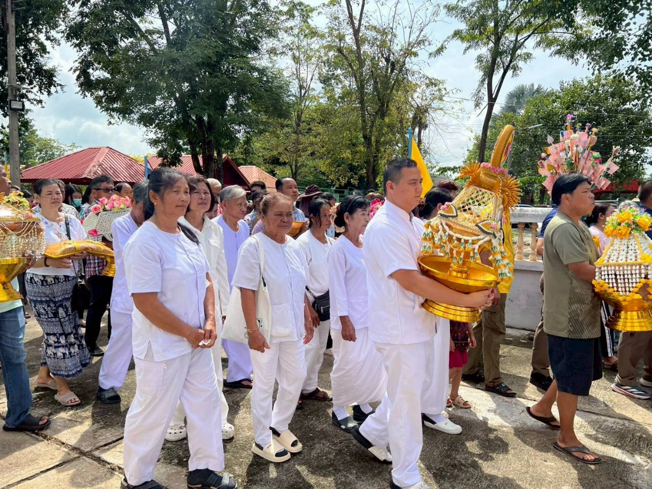 ภาพร่วมพิธีกรรมวัดบ้านสระ