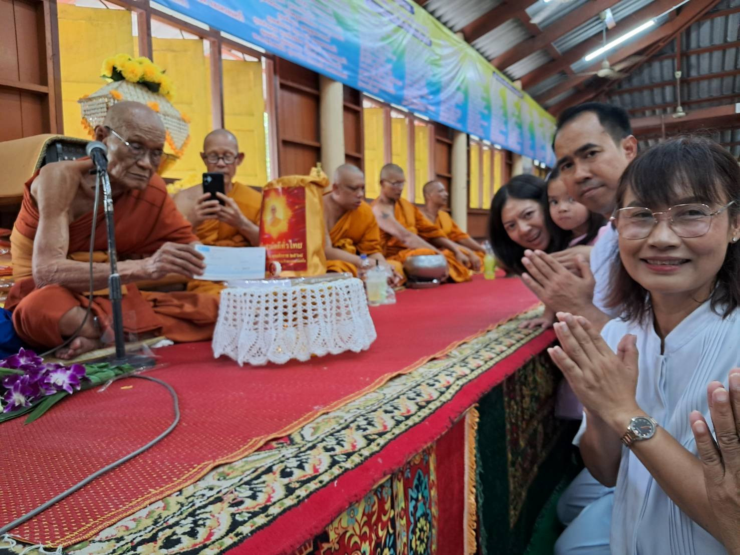 ภาพการถวายปัจจัยวัดไผ่มุ้ง