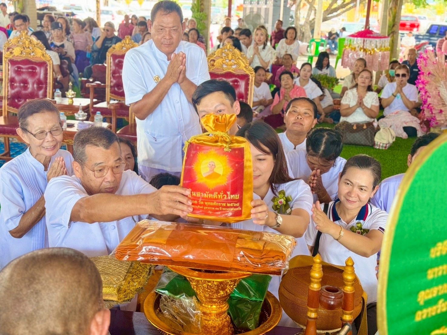 ภาพการถวายปัจจัยวัดโคกงูเห่า