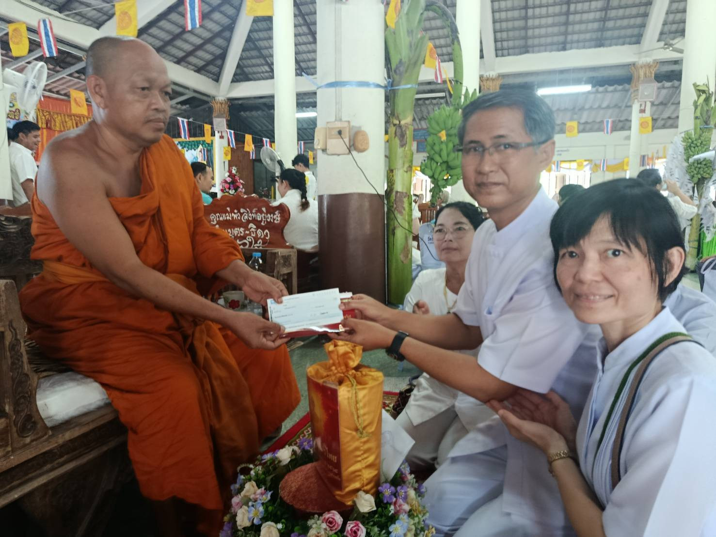 ภาพหมู่ถือพานถวายปัจจัยวัดโป่งพรานอินทร์