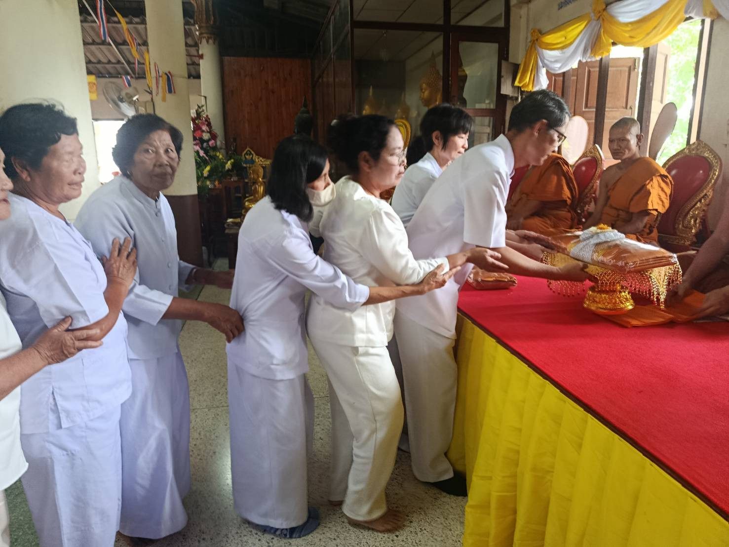 ภาพร่วมพิธีกรรมวัดโป่งพรานอินทร์