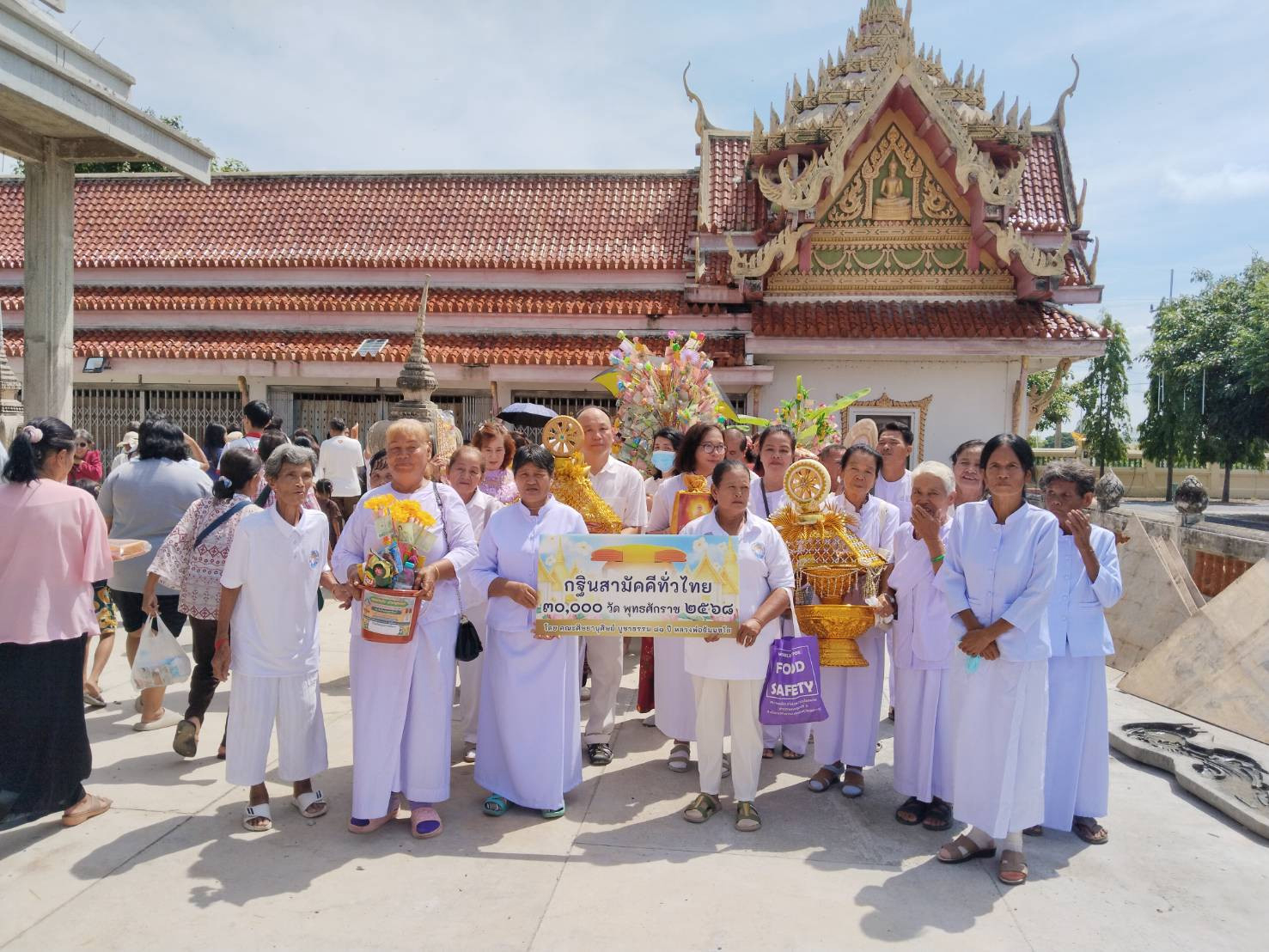 ภาพหมู่ถือพานถวายปัจจัยวัดใหม่เพชรรัตน์
