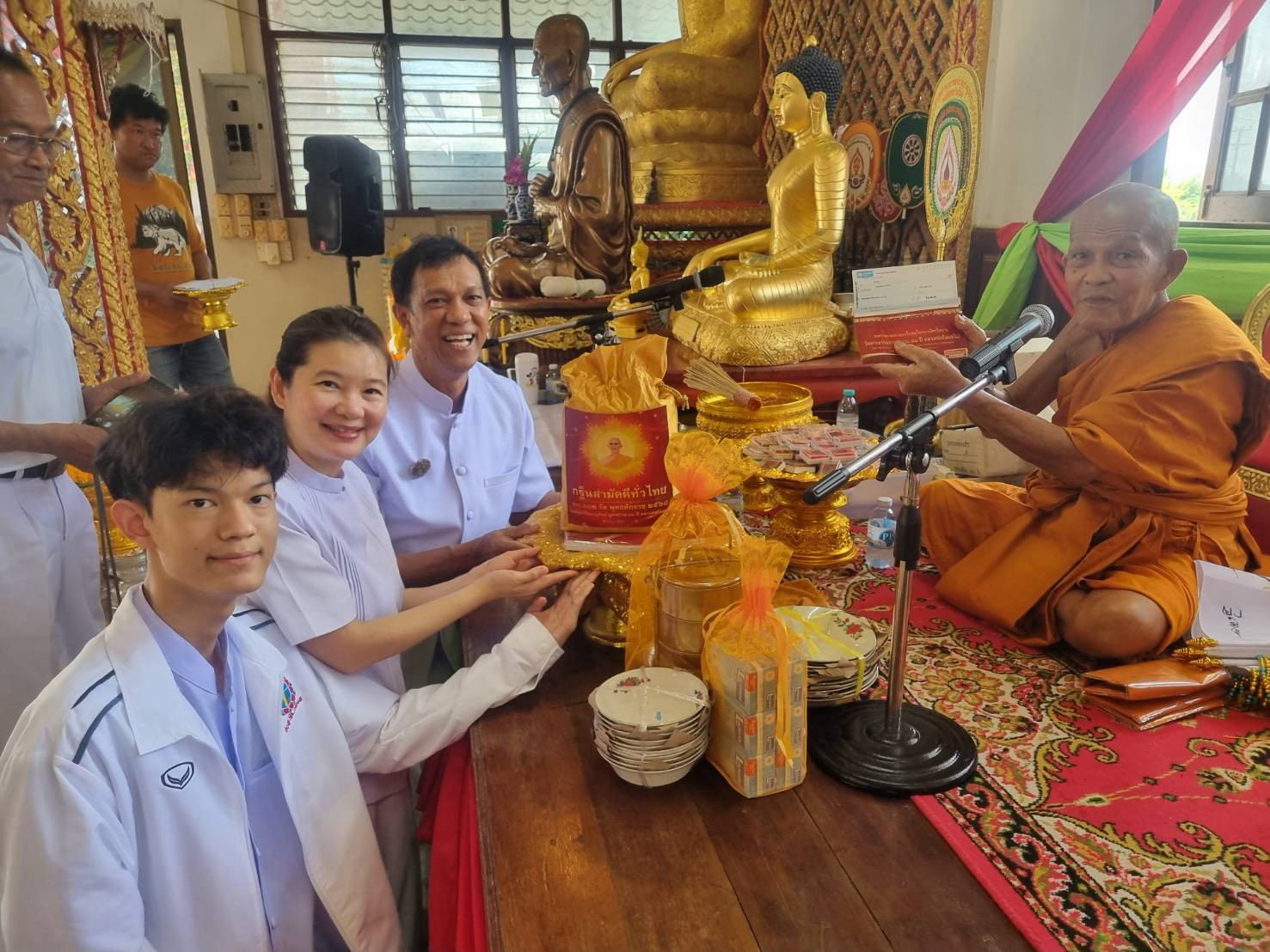 ภาพหมู่ถือพานถวายปัจจัยวัดดารา