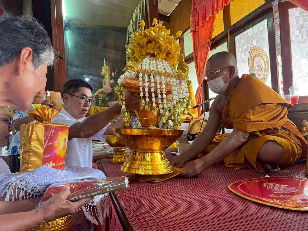 ภาพร่วมขบวนกฐินวัดวังหว้า