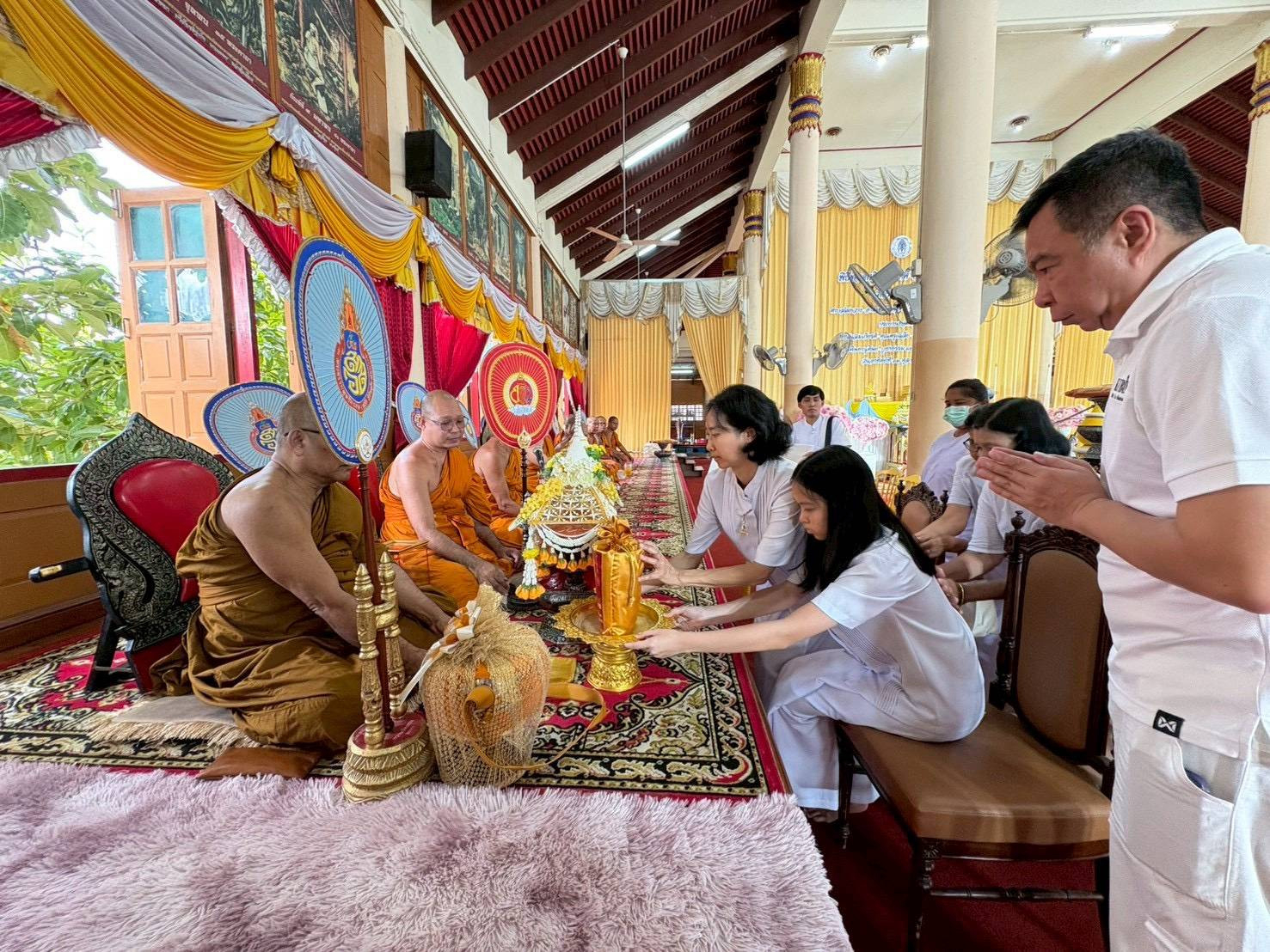 ภาพการถวายปัจจัยวัดธรรมมงคล