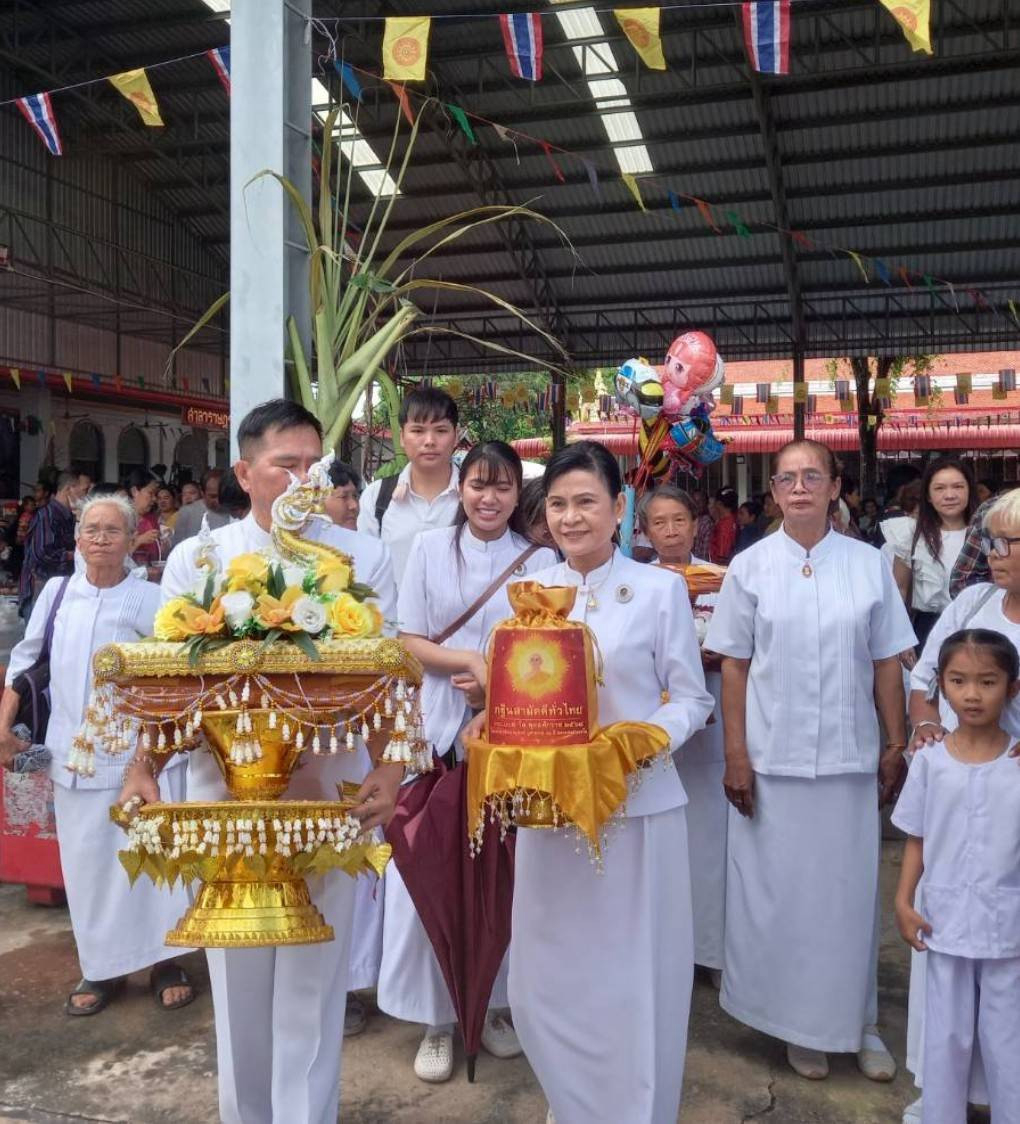 ภาพหมู่ถือพานถวายปัจจัยวัดราษฏรบำรุง