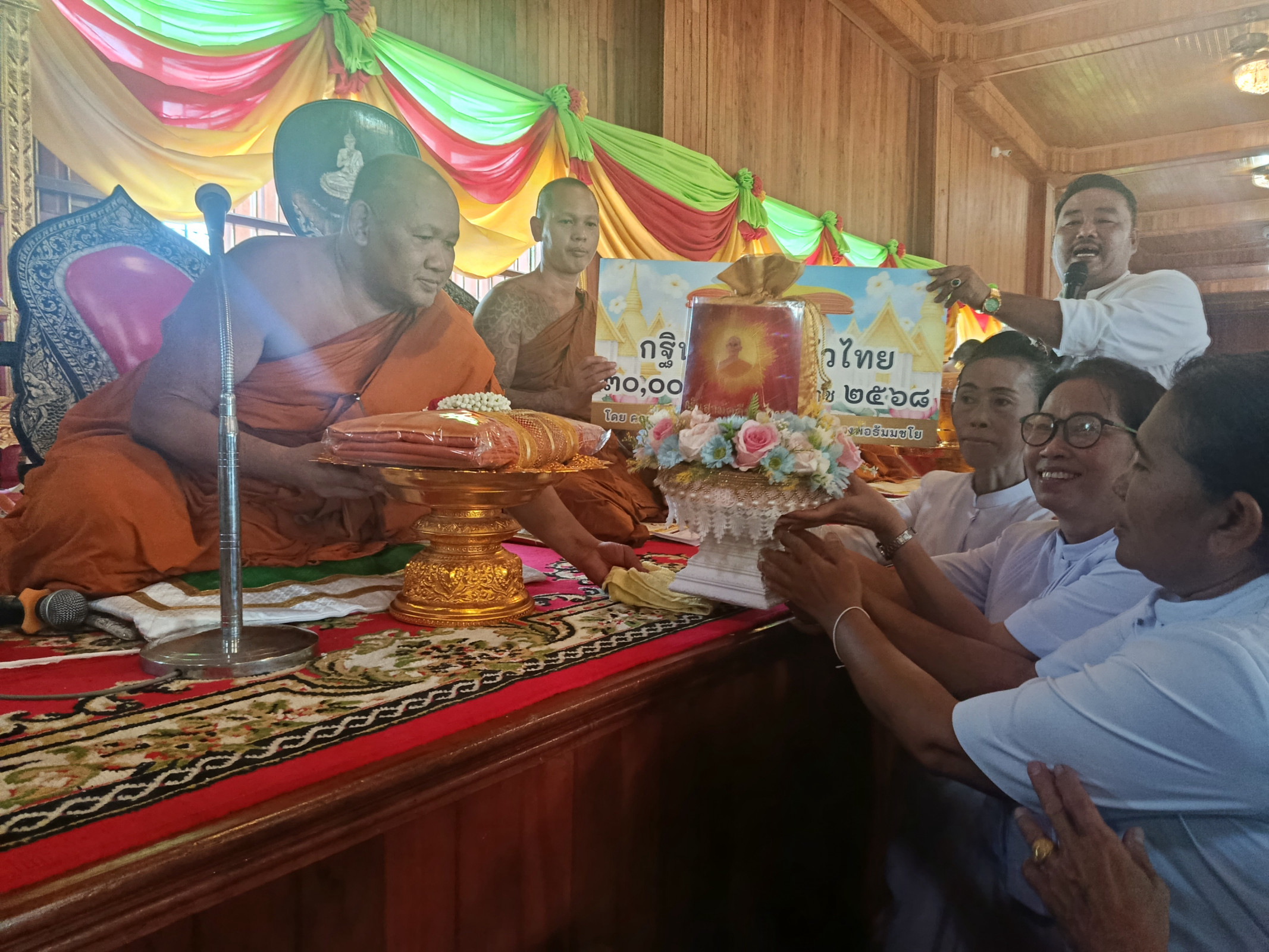 ภาพหมู่ถือพานถวายปัจจัยวัดคอกวัว