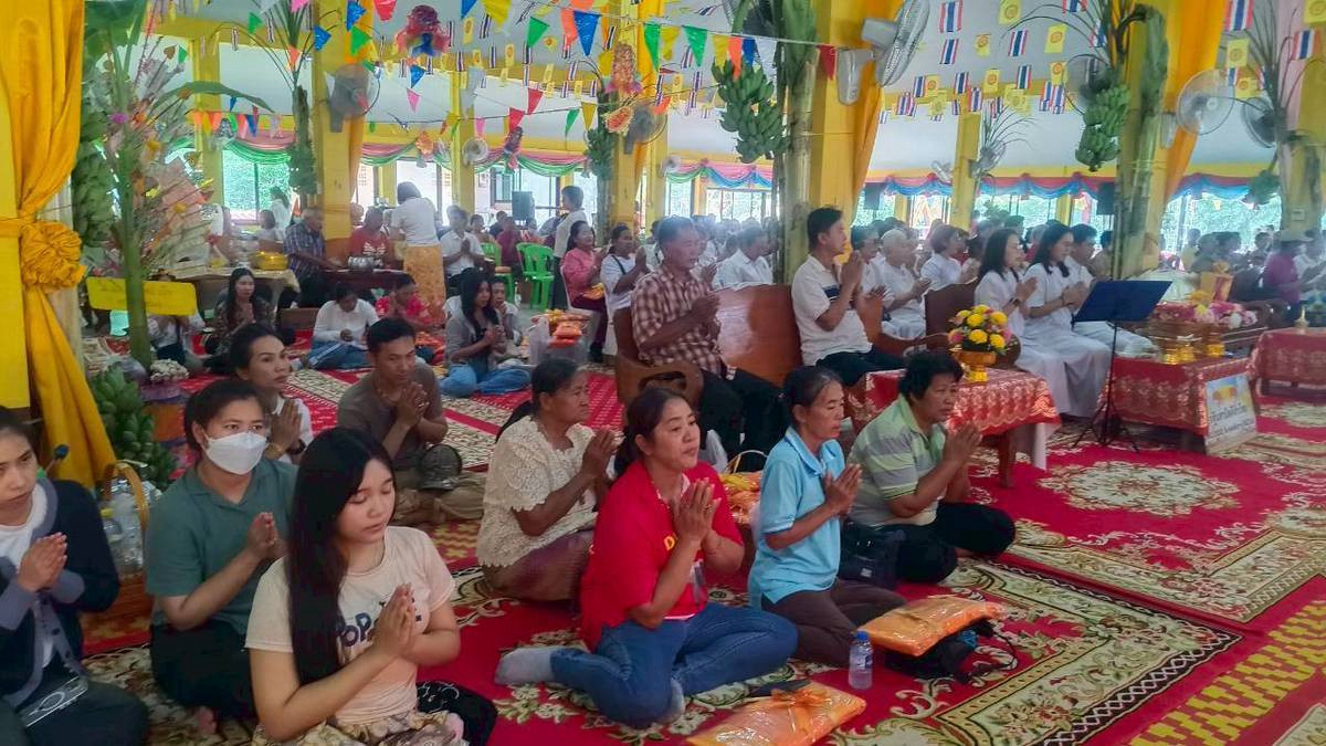 ภาพร่วมพิธีกรรมวัดดงปอ