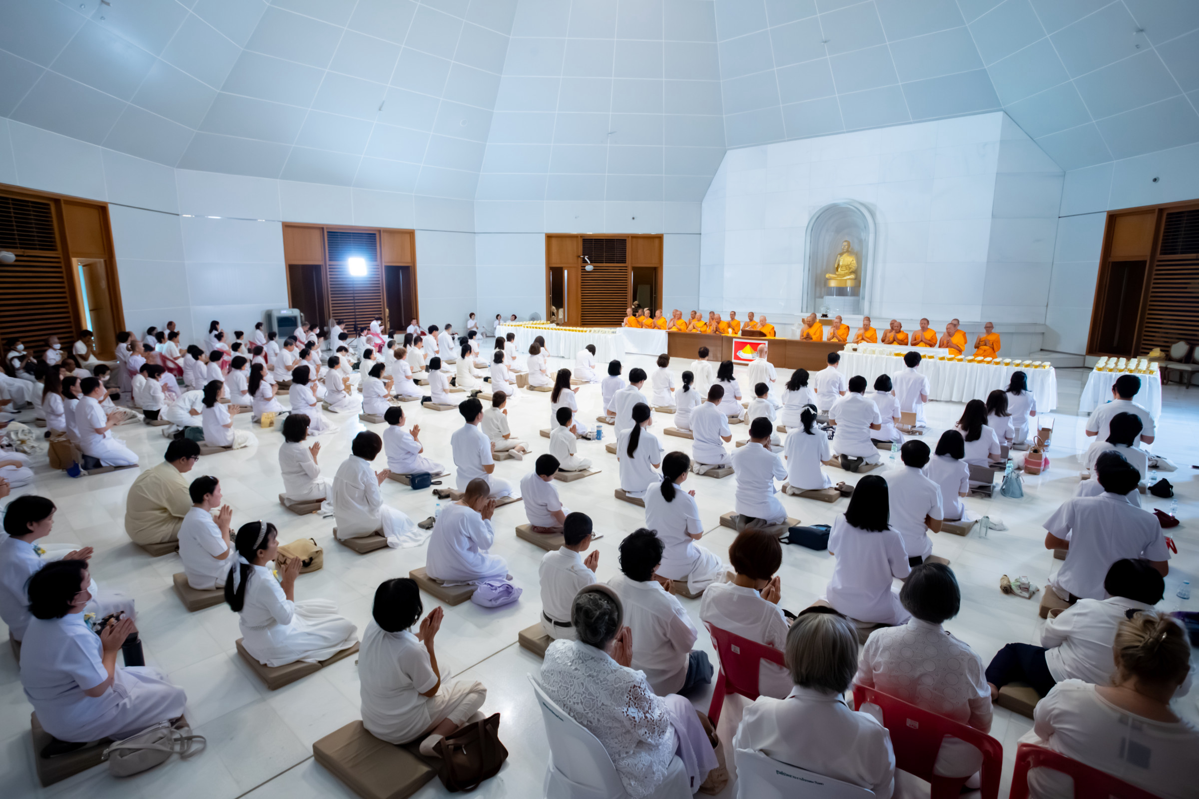 ภาพร่วมพิธีกรรมศูนย์ปฏิบัติธรรมพระมงคลเทพมุนี