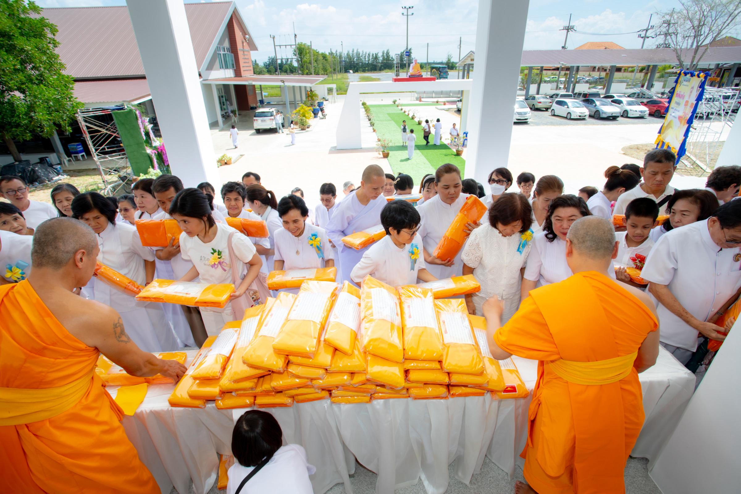 ภาพร่วมพิธีกรรมศูนย์ปฏิบัติธรรมพระมงคลเทพมุนี