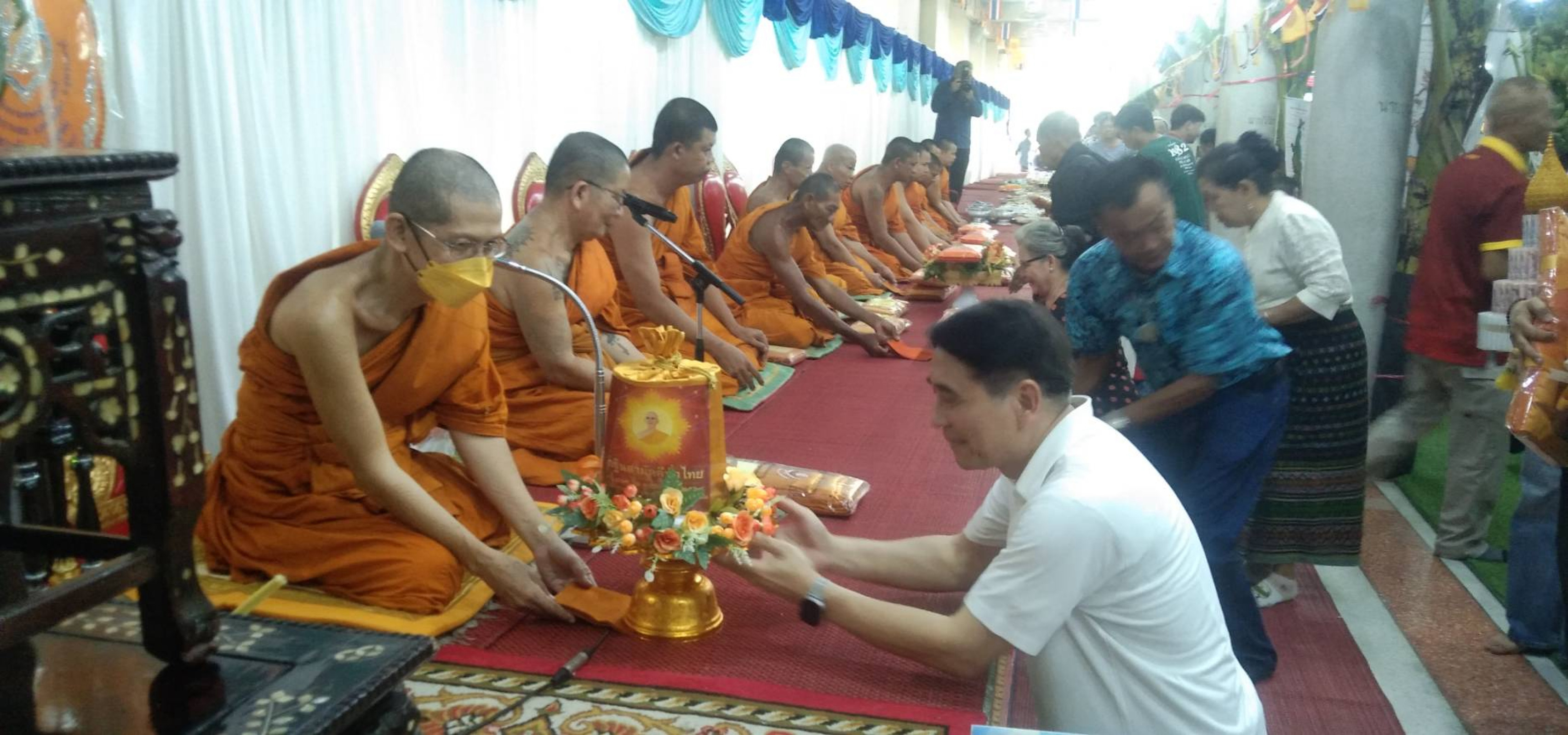 ภาพการถวายปัจจัยวัดใหม่พิบูลย์ผล