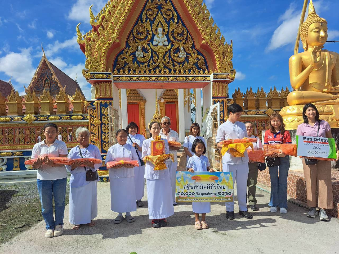 ภาพหมู่ถือพานถวายปัจจัยวัดศรีประทุนทอง