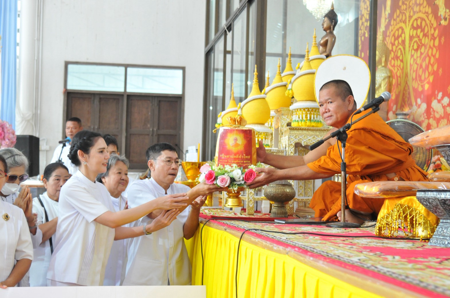 ภาพการถวายปัจจัยวัดทุ่งกระเจ็ด