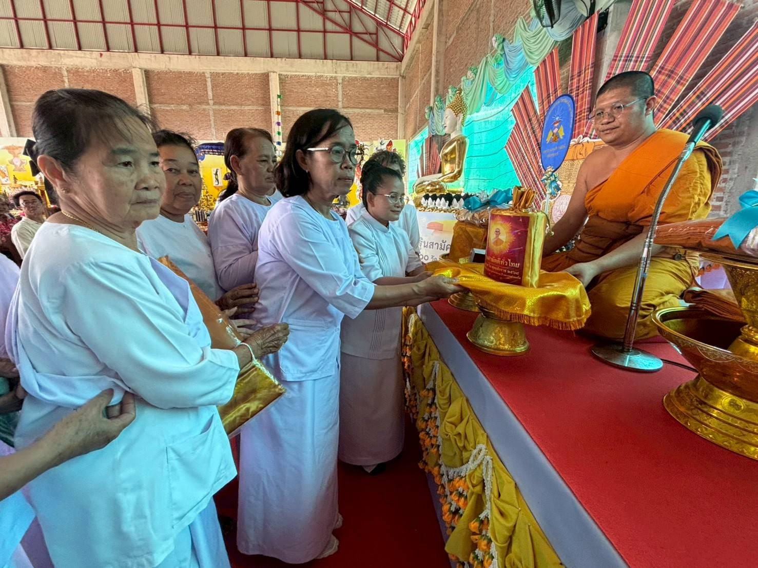 ภาพการถวายปัจจัยวัดหนองกระทุ่ม