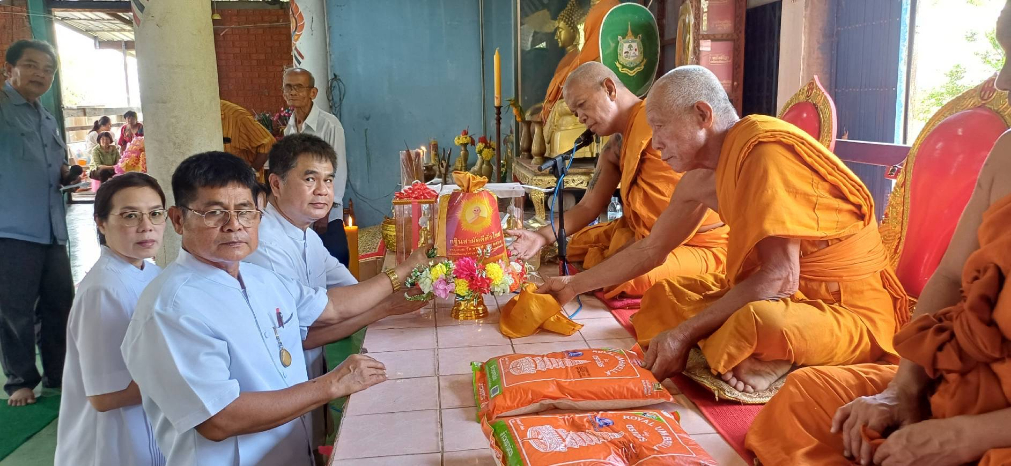 ภาพการถวายปัจจัยวัดหนองพงษ์เจริญสุข