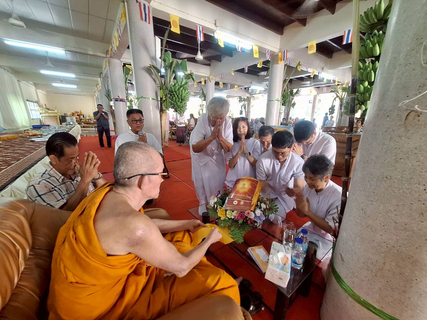 ภาพการถวายปัจจัยวัดยางสว่างอารมณ์