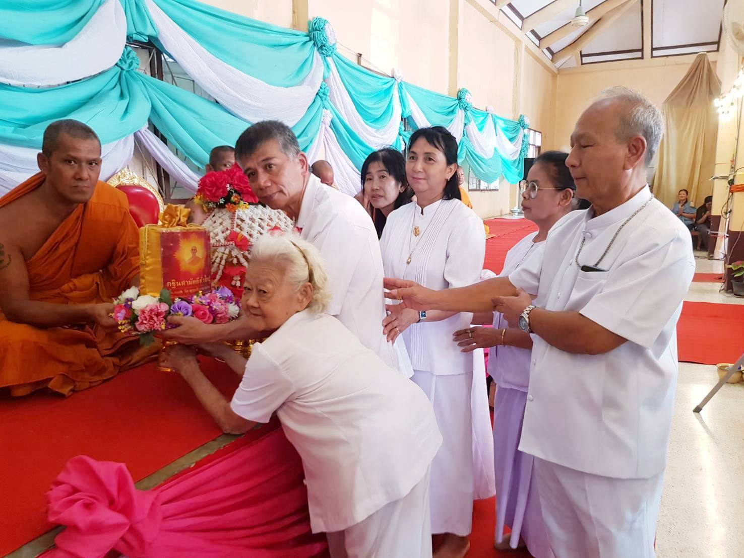 ภาพหมู่ถือพานถวายปัจจัยวัดปากแสก