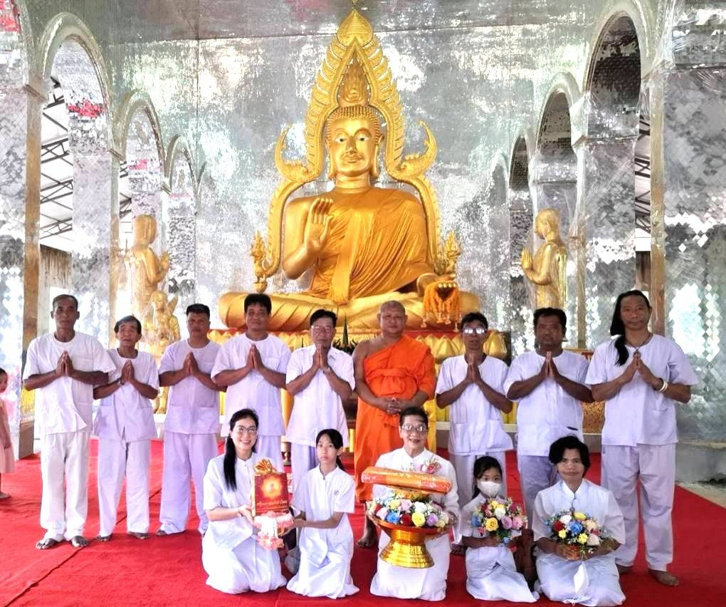 ภาพหมู่ถือพานถวายปัจจัยวัดภูเขาทอง