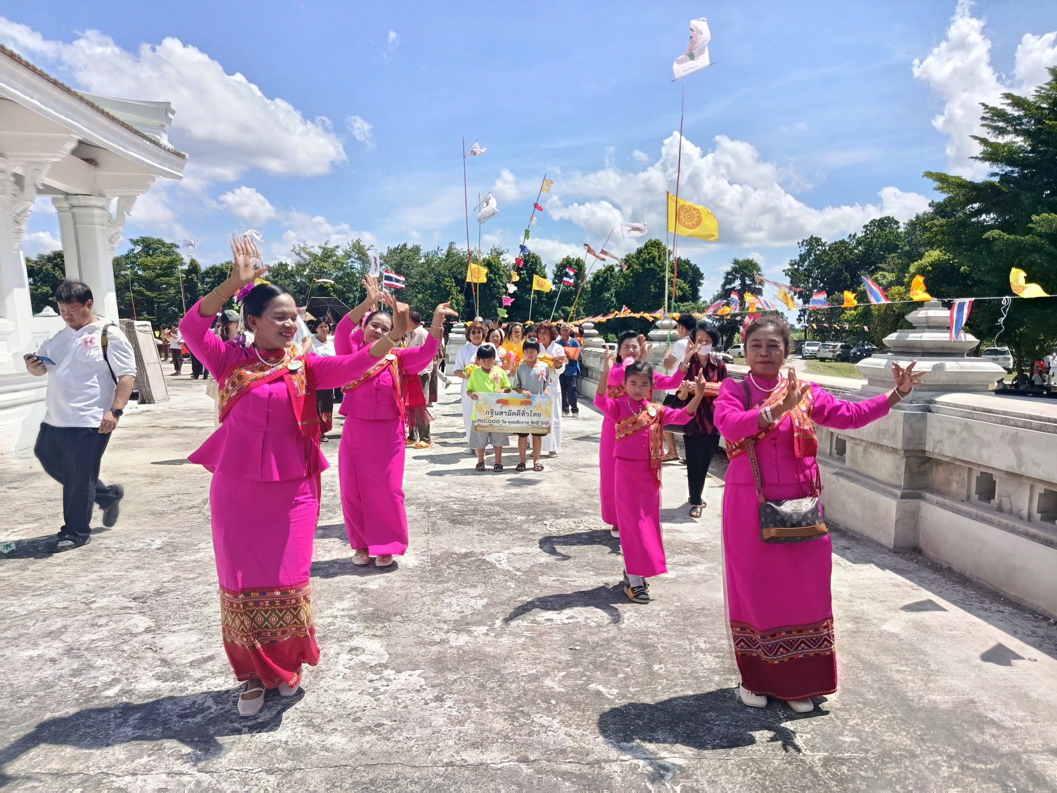 ภาพร่วมพิธีกรรมวัดบ้านดงน้อย