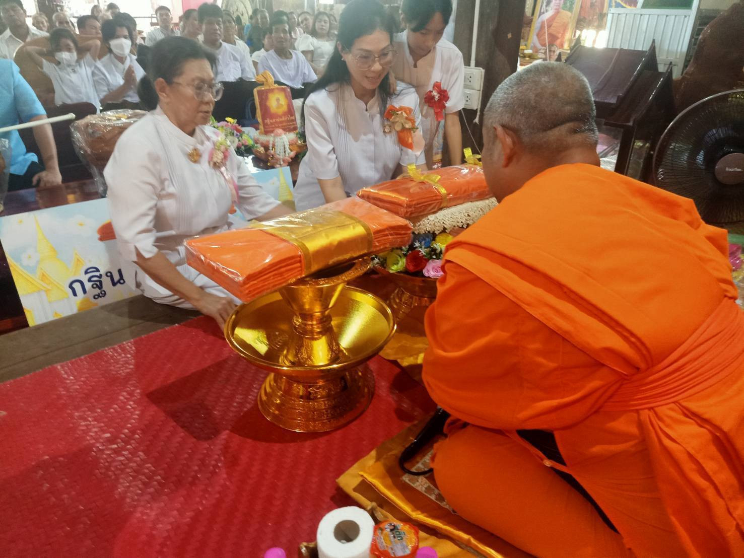 ภาพร่วมพิธีกรรมวัดภูเขาทอง