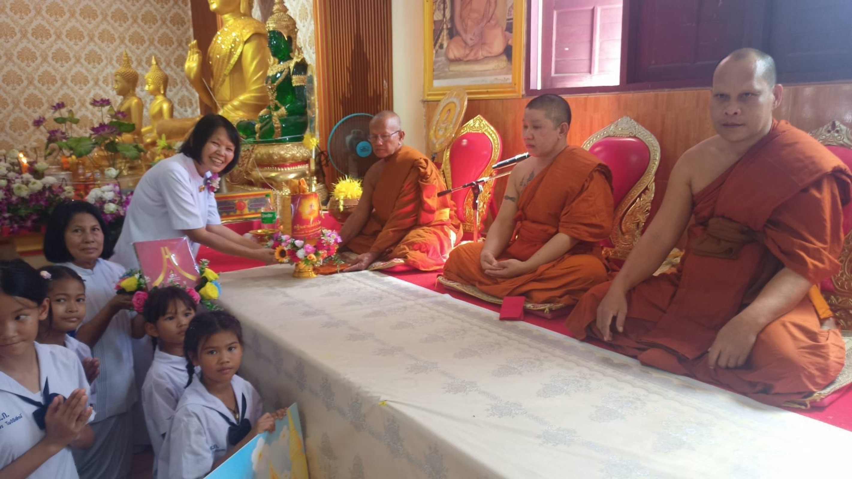 ภาพการถวายปัจจัยวัดทุ่งหนองแก้ว