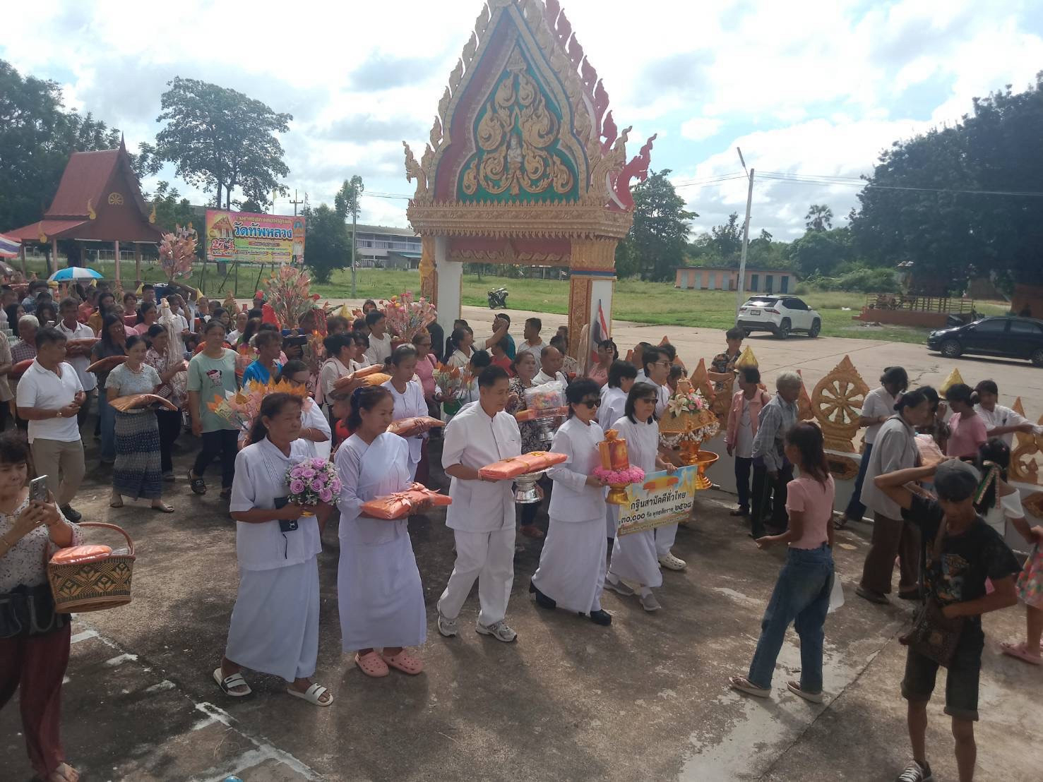 ภาพร่วมขบวนกฐินวัดทัพหลวง