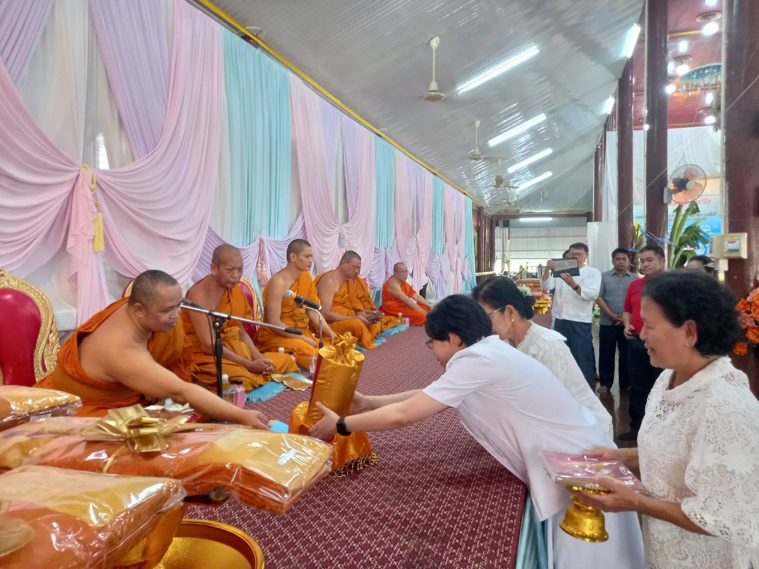 ภาพการถวายปัจจัยวัดวังพลับเหนือ