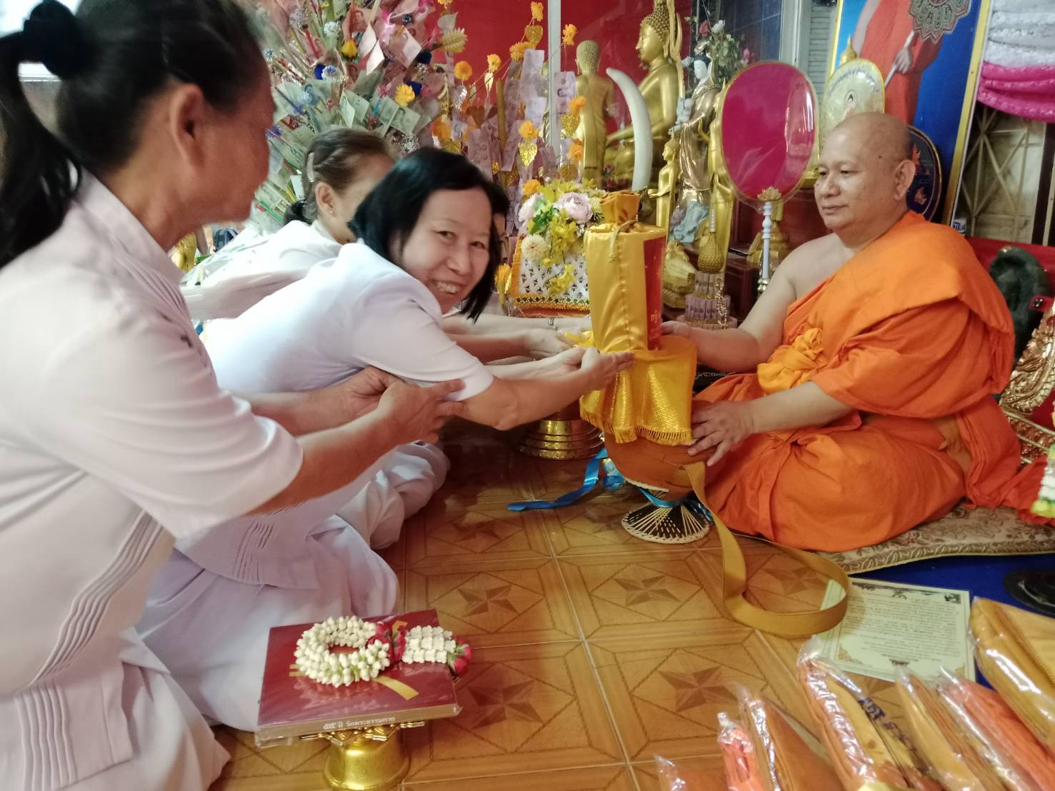 ภาพการถวายปัจจัยวัดน้ำพุ