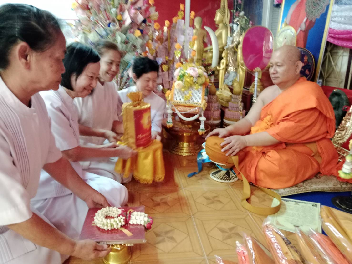 ภาพหมู่ถือพานถวายปัจจัยวัดน้ำพุ