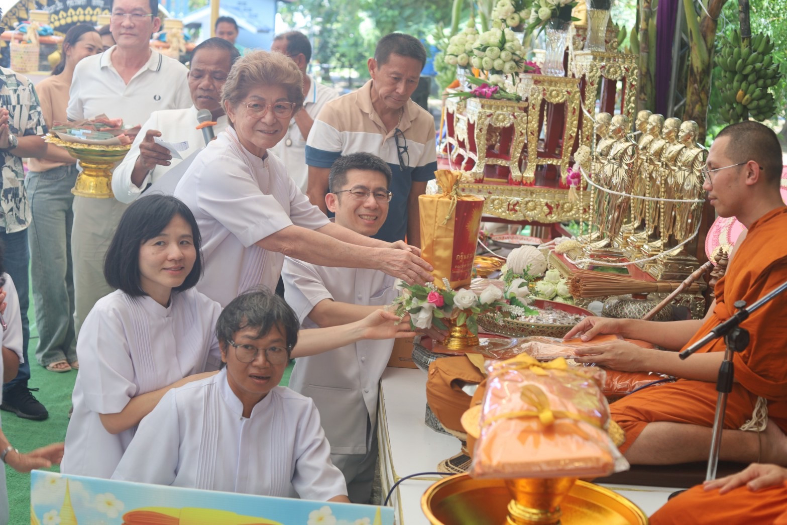 ภาพการถวายปัจจัยวัดบัลลังก์