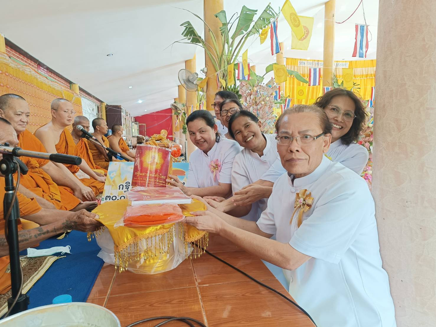 ภาพการถวายปัจจัยวัดเขากุฏิ