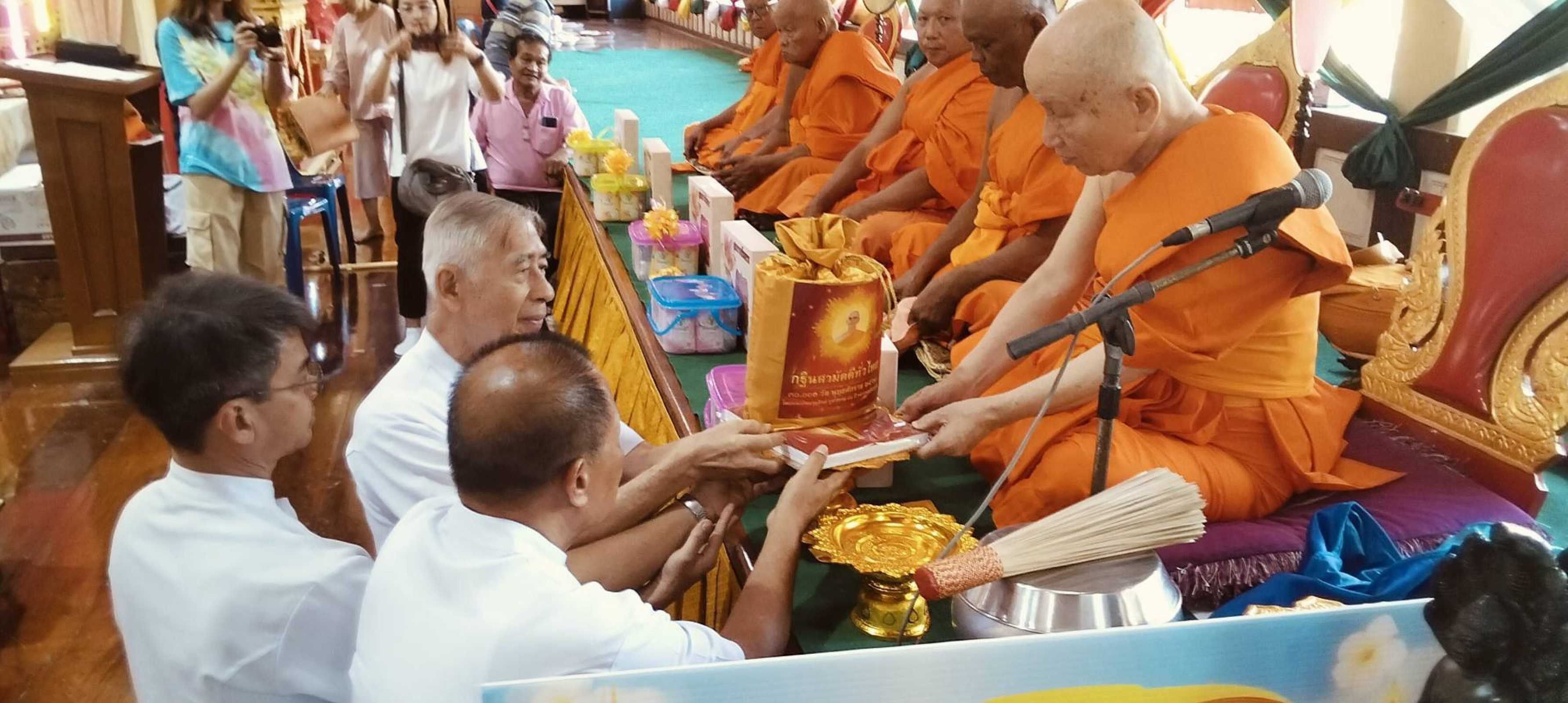 ภาพการถวายปัจจัยวัดปู่บัว