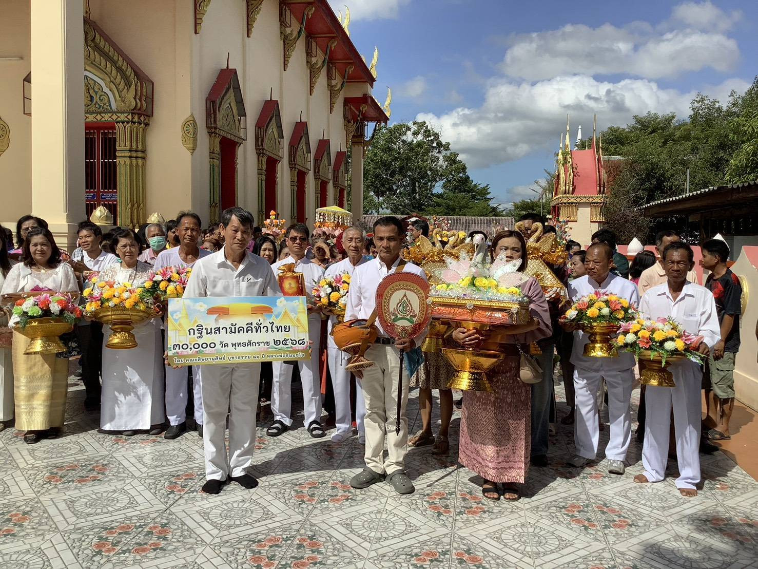 ภาพร่วมขบวนกฐินวัดปู่บัว