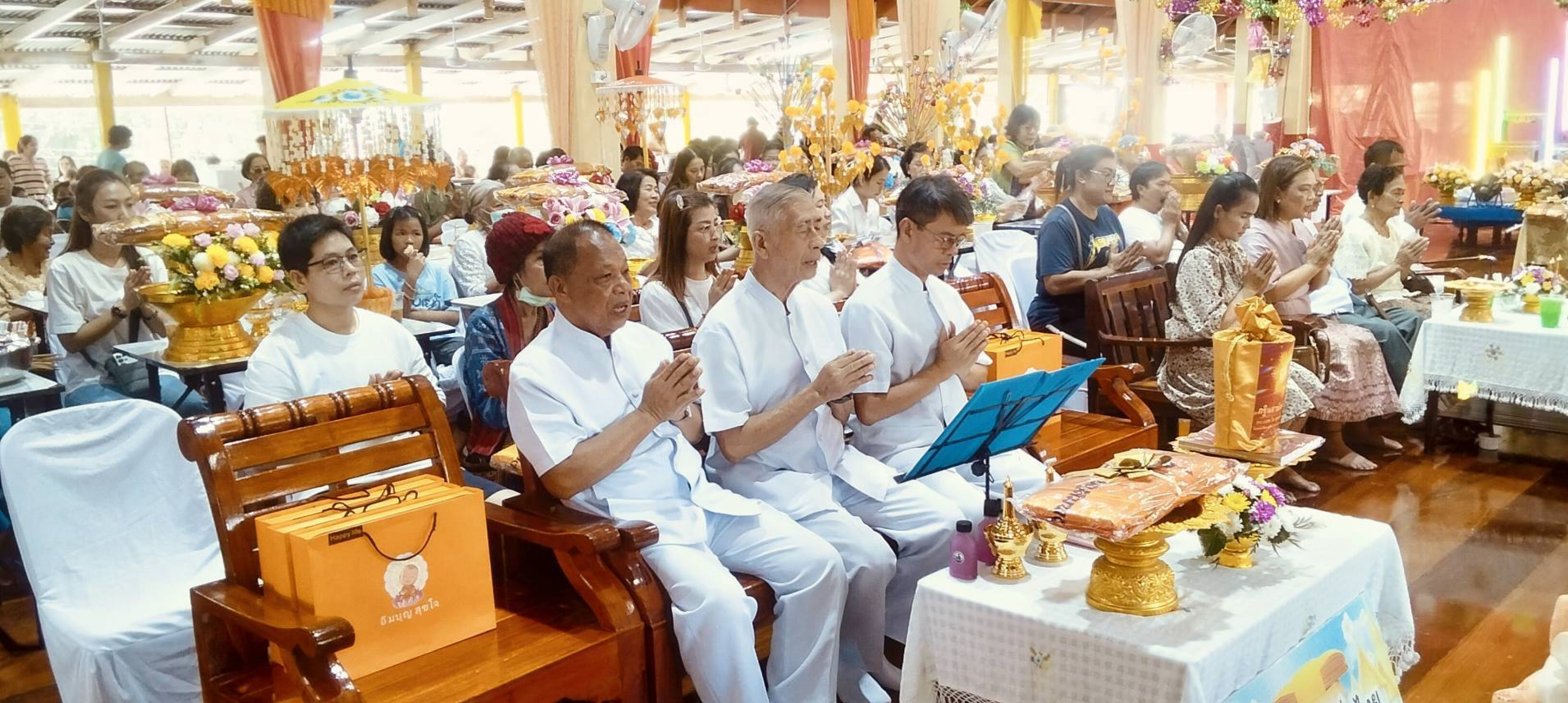 ภาพร่วมพิธีกรรมวัดปู่บัว