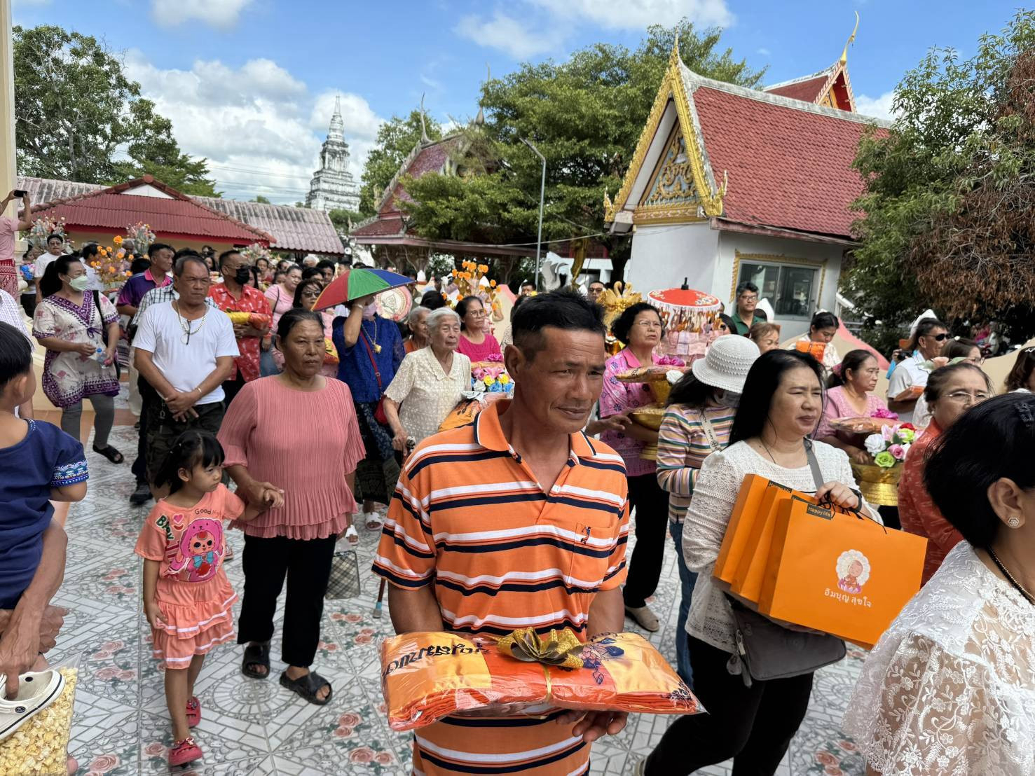 ภาพร่วมพิธีกรรมวัดปู่บัว