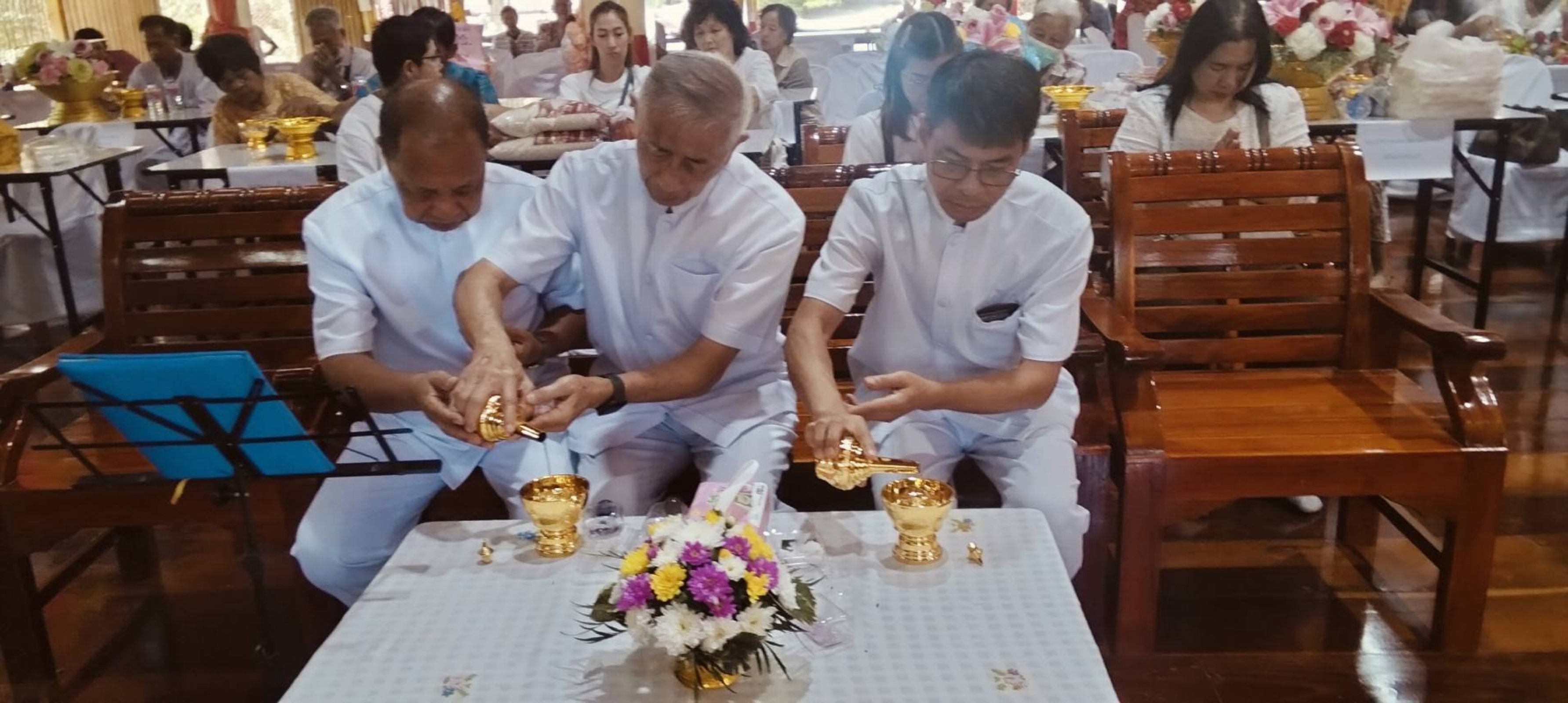 ภาพร่วมพิธีกรรมวัดปู่บัว